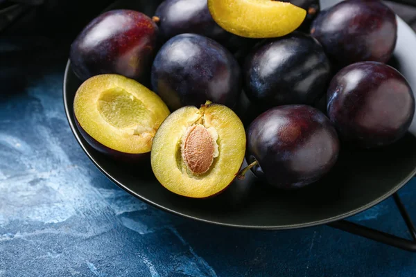 Plate Ripe Plums Color Background Closeup — Stock Photo, Image