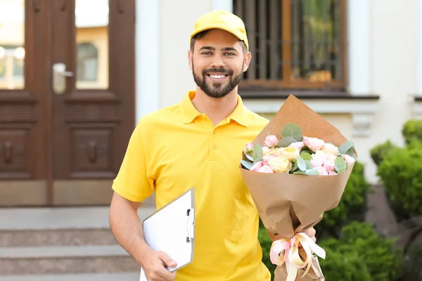 Delivery Man Bouquet Beautiful Flowers Outdoors — Stock Photo, Image