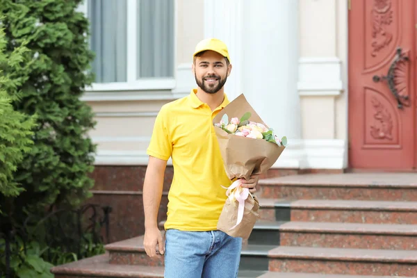 Delivery Man Bouquet Beautiful Flowers Outdoors — Stock Photo, Image