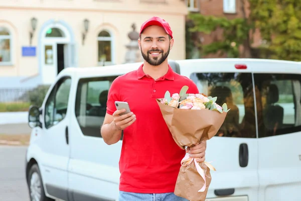 Consegna Uomo Con Mazzo Bellissimi Fiori Telefono Cellulare Vicino Auto — Foto Stock