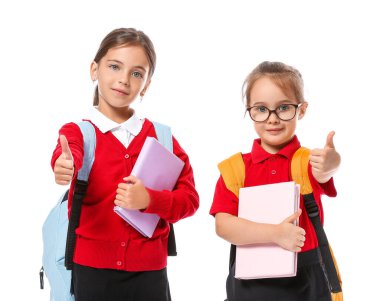 Beyaz arkaplanda baş parmağını gösteren küçük gözbebekleri