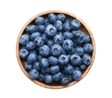 Beyaz arka planda olgun yaban mersini kasesi