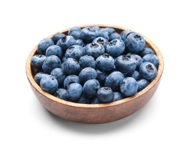 Beyaz arka planda olgun yaban mersini kasesi