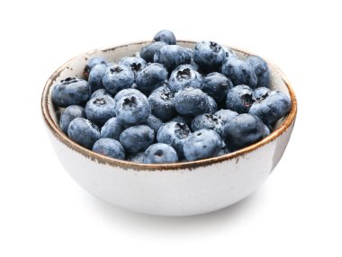 Beyaz arka planda olgun yaban mersini kasesi