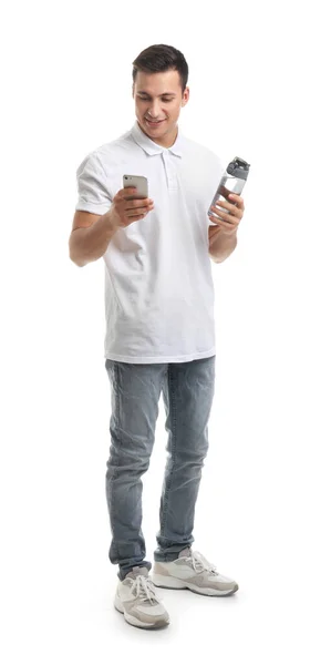 白い背景に水と携帯電話のボトルを持つ若い男 — ストック写真