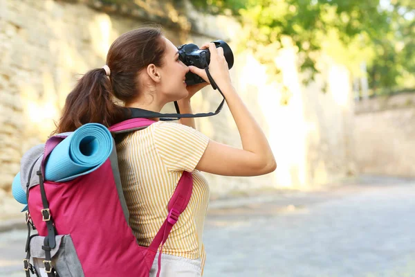 Kvinnlig Turist Tar Foto Stadens Gata — Stockfoto