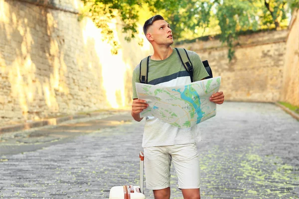 Man Turist Med Karta Stadens Gata — Stockfoto