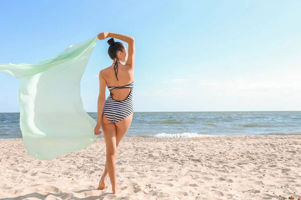Hermosa Mujer Joven Traje Baño Playa Mar — Foto de Stock