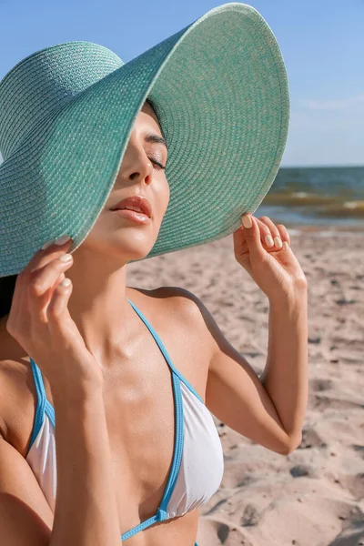 Vacker Ung Kvinna Baddräkt Havet Stranden — Stockfoto