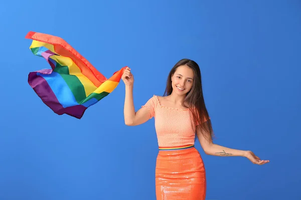 Giovane Donna Con Bandiera Lgbt Sfondo Colori — Foto Stock