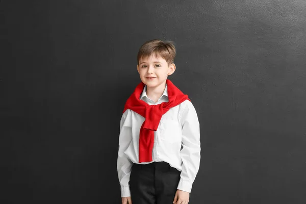 Liten Skolpojke Mörk Bakgrund — Stockfoto