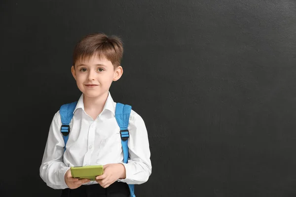 Kleine Schooljongen Met Rekenmachine Donkere Achtergrond — Stockfoto