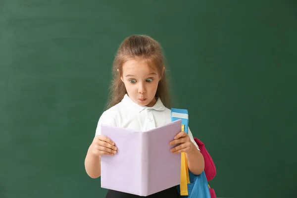 Renk Geçmişi Ile Ilgili Kitabı Olan Küçük Bir Kız Öğrenci — Stok fotoğraf