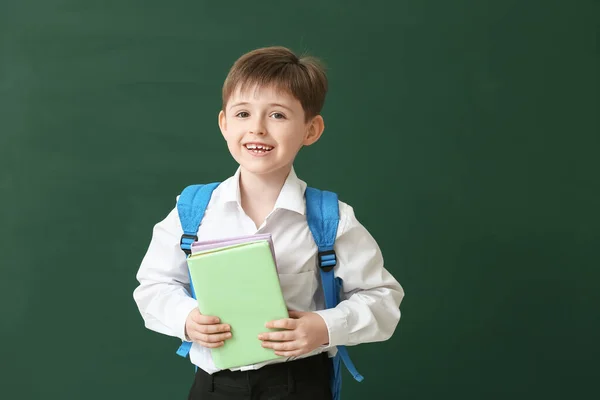 Kleiner Schuljunge Auf Farbigem Hintergrund — Stockfoto