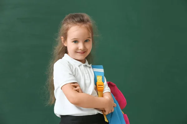 Renkli Arka Planda Küçük Liseli Kız — Stok fotoğraf