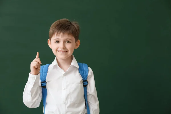 Mały Uczeń Podniesionym Palcem Wskazującym Tle Koloru — Zdjęcie stockowe