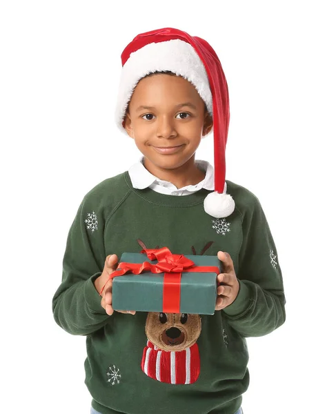 Netter Afroamerikanischer Junge Mit Weihnachtsmütze Und Weihnachtsgeschenk Auf Weißem Hintergrund — Stockfoto