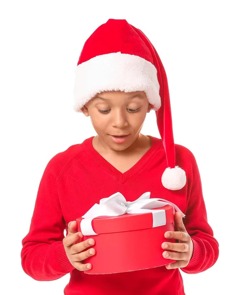 Carino Ragazzo Afroamericano Cappello Babbo Natale Con Regalo Natale Sfondo — Foto Stock