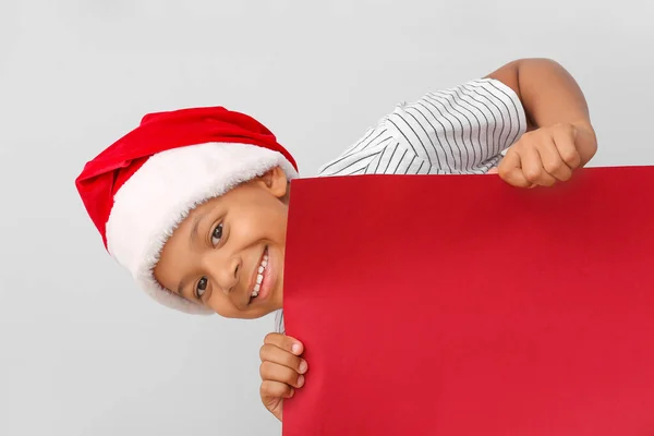Menino Afro Americano Bonito Chapéu Santa Com Cartaz Branco Fundo — Fotografia de Stock