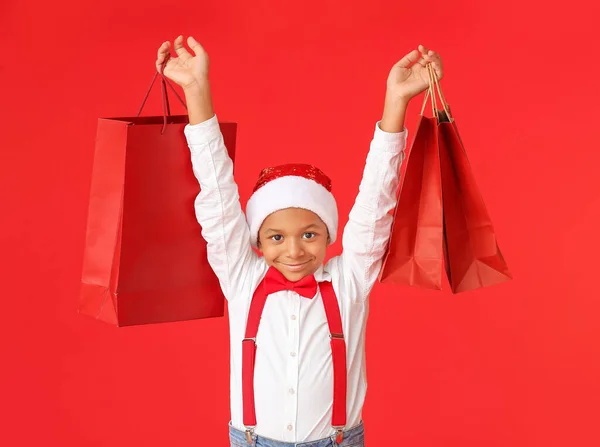 Lindo Chico Afroamericano Santa Sombrero Con Bolsas Compras Fondo Color —  Fotos de Stock