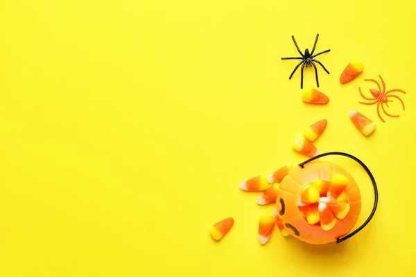 Košík Chutnými Bonbóny Halloween Barevném Pozadí — Stock fotografie