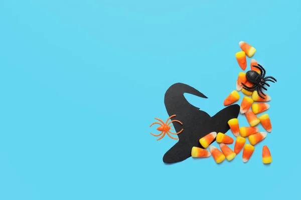Leckere Bonbons Und Dekor Für Halloween Auf Farbigem Hintergrund — Stockfoto