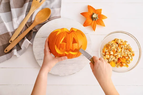 Frau Schnitzt Tisch Kürbis Für Halloween — Stockfoto