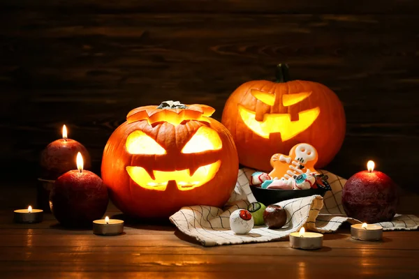 Zucche Halloween Intagliate Dolci Candele Sfondo Scuro — Foto Stock