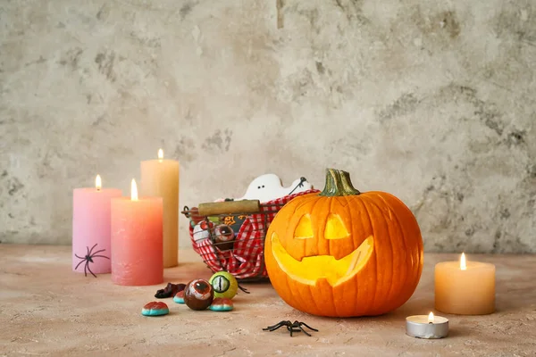 Geschnitzter Halloween Kürbis Süßigkeiten Und Kerzen Auf Dem Tisch — Stockfoto