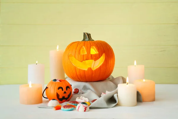 Zucca Halloween Intagliata Dolci Candele Sul Tavolo — Foto Stock