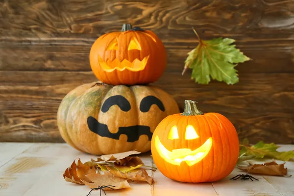 Geschnitzte Halloween Kürbisse Auf Dem Tisch — Stockfoto