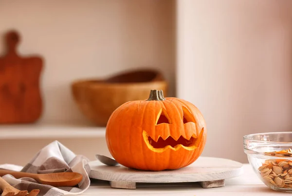 Geschnitzter Halloween Kürbis Auf Dem Tisch — Stockfoto