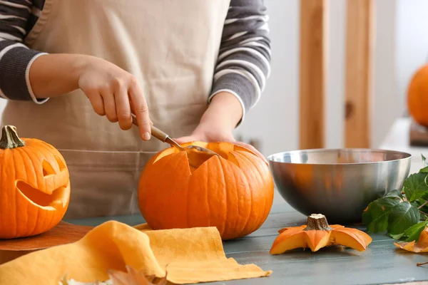 Woman Carving Pumpkin Halloween Table — Stock Photo, Image