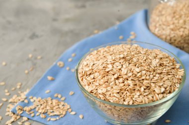 Masada çiğ yulaf ezmesi ile kase