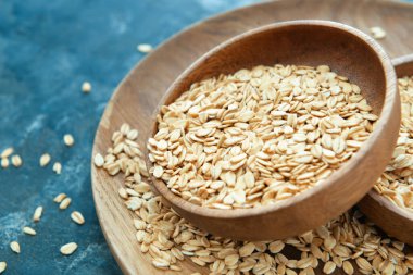 Tabakta çiğ yulaf ezmesi var.