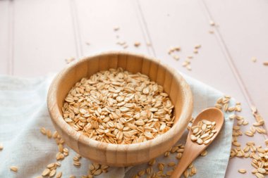 Masada çiğ yulaf ezmesi ile kase