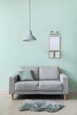 Kanepe ve boş çerçeveli modern odanın içi