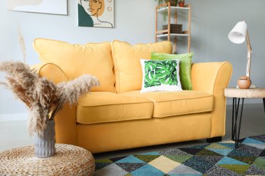 Rahat kanepesi olan modern bir oda.