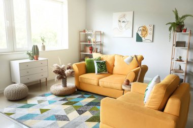 Rahat kanepesi olan modern bir oda.