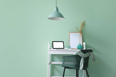 Rahat işyeri olan modern odanın içi