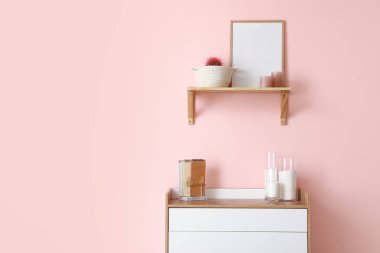 Raflı ve sandıklı modern bir oda.