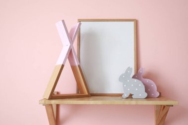 Rafta boş çerçeve ve dekor