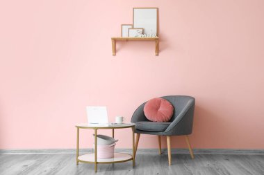 Masası ve koltuğu olan modern bir oda.