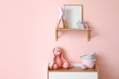 Raflı ve sandıklı modern bir oda.