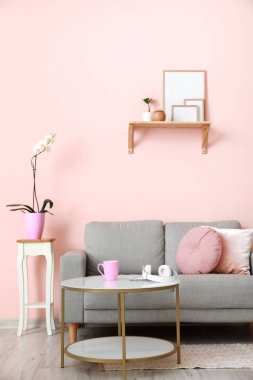 Kanepesi ve masası olan modern bir oda.