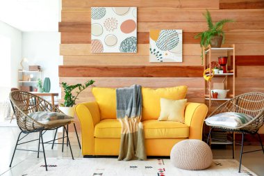 Rahat kanepesi olan modern stüdyo dairesi.