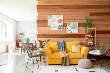 Rahat kanepesi olan modern stüdyo dairesi.