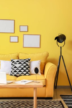 Rahat kanepesi olan modern bir oda.