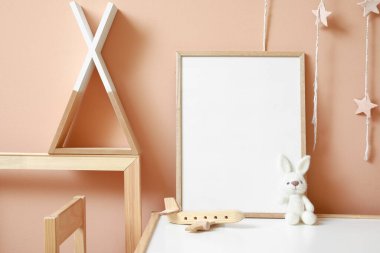 Masanın üzerinde boş çerçeve olan modern çocuk odası.