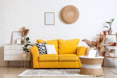 Rahat kanepesi olan modern bir oda.